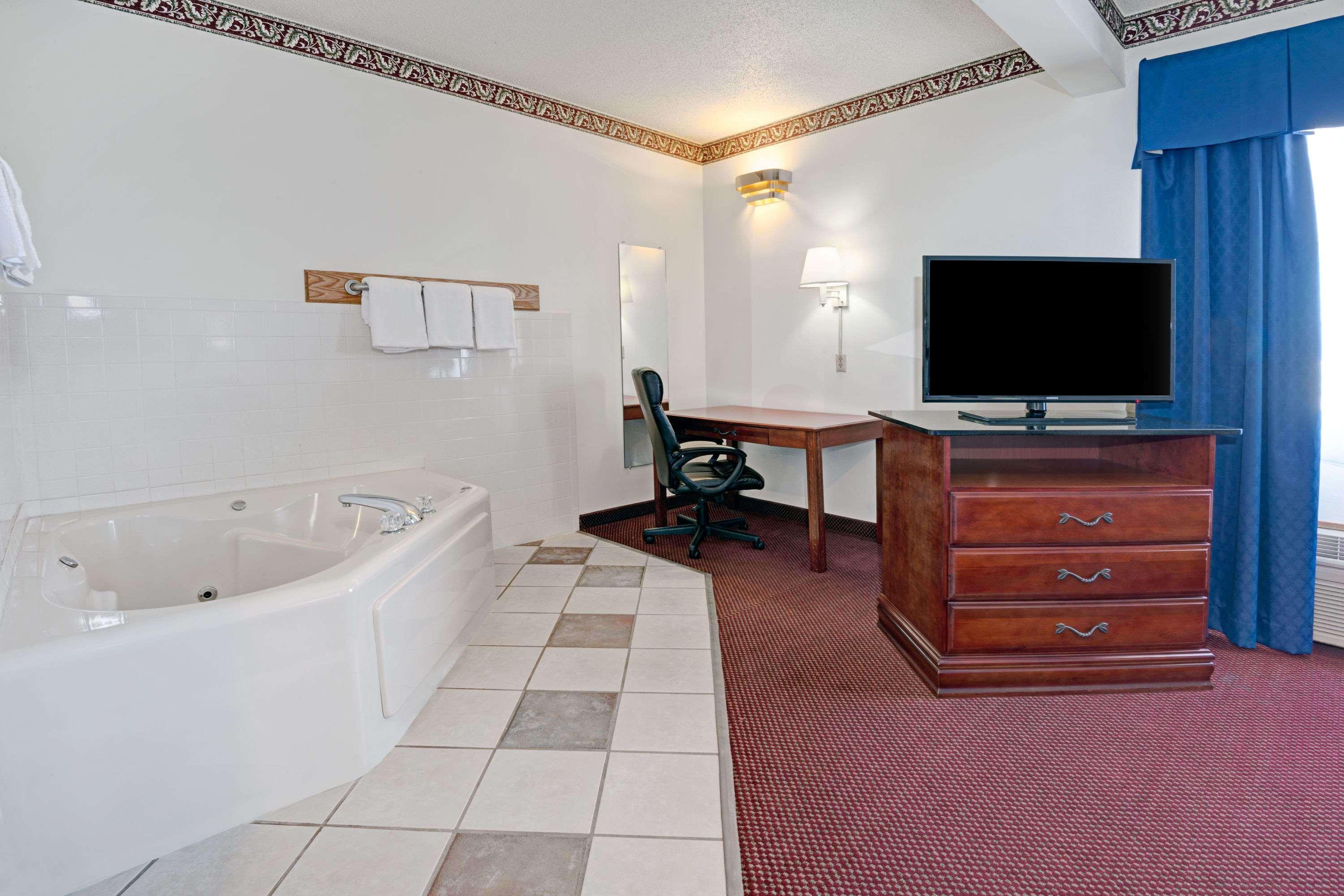 Days Inn By Wyndham Laramie Dış mekan fotoğraf