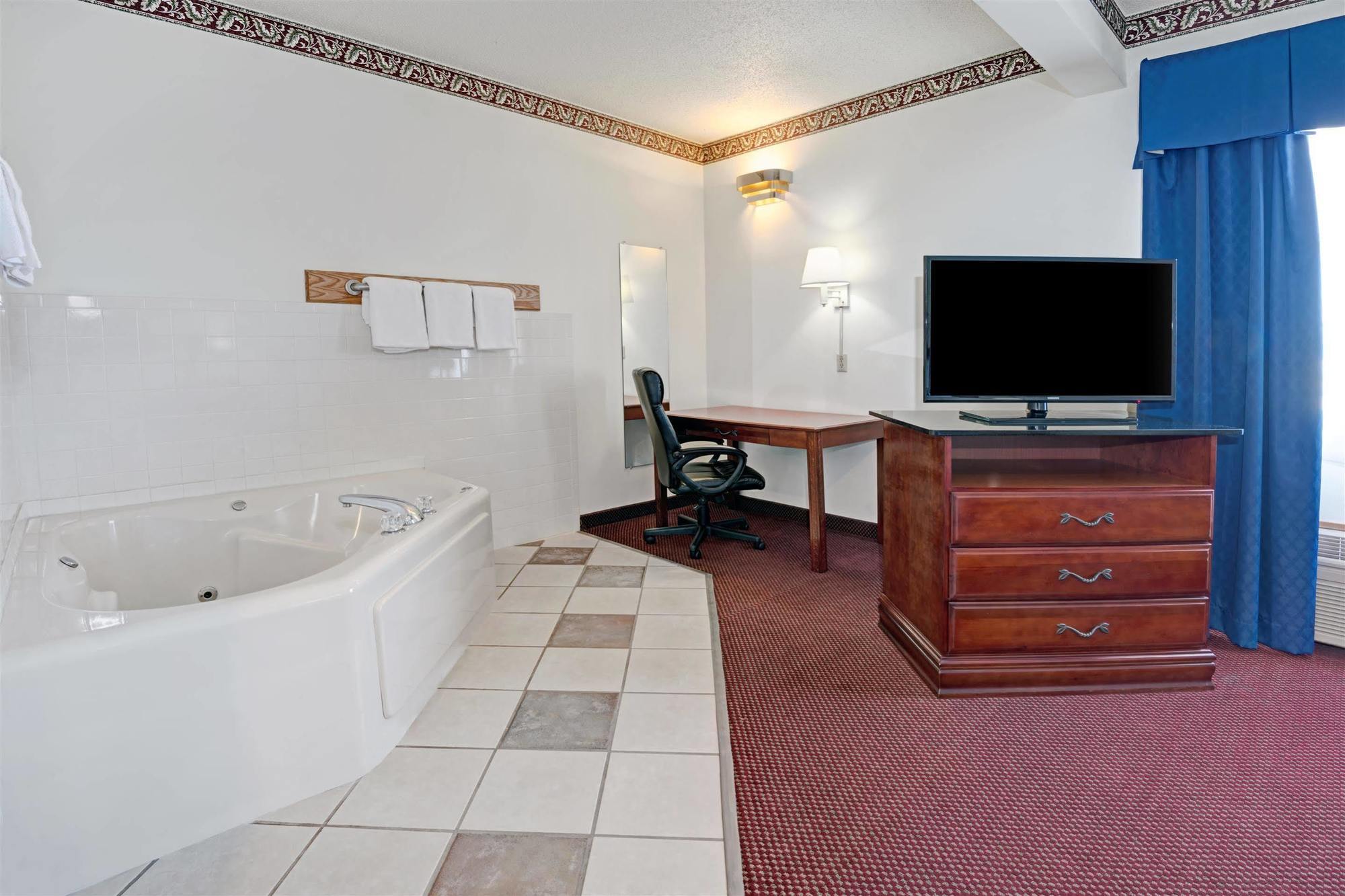 Days Inn By Wyndham Laramie Dış mekan fotoğraf